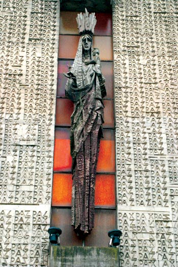 Imagen secundaria 2 - Convento de clausura de las Madres Carmelitas Descalzas, ubicado en la localidad de Sierrapando. Iglesia de Campuzano. Figura de la Virgen de la Paz, en el mural de Subirachs.