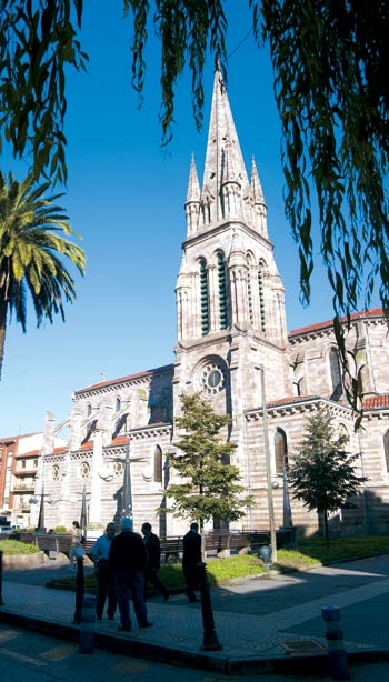 Imagen secundaria 2 - Vista panorámica de la iglesia de la Virgen Grande. Iglesia parroquial de la localidad de Viérnoles. Iglesia neogótica de La Asunción, proyectada por el arquitecto José María Basterra e inaugurada en 1901.