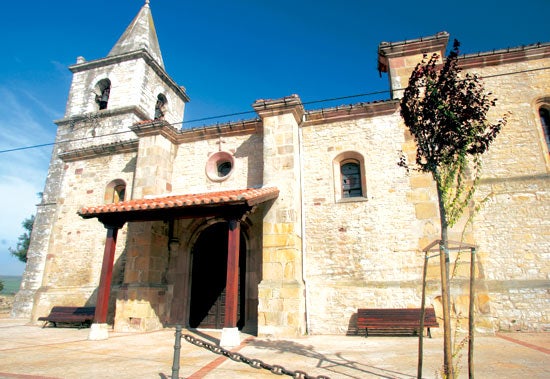 Imagen principal - Vista de la iglesia de San Saturnino, en Hinojedo. Iglesia parroquial de Nuestra Señora de las Lindes de Suances. Iglesia parroquial de San Juan Evangelista, en Cortiguera.