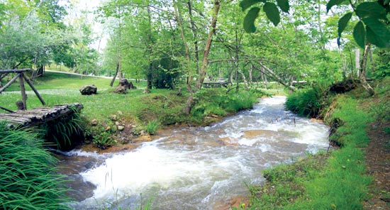 Imagen principal - El parque de la Viesca, en la ribera del río Besaya, es la principal zona verde del municipio torrelaveguense. Vista del puente de Ganzo. Río Besaya.