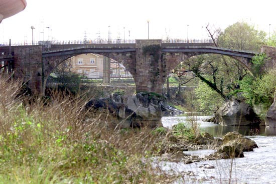 Imagen secundaria 1 - El parque de la Viesca, en la ribera del río Besaya, es la principal zona verde del municipio torrelaveguense. Vista del puente de Ganzo. Río Besaya.