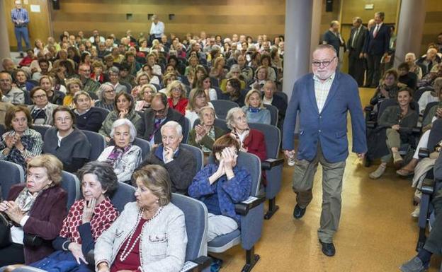 Fernando Savater a su llegada al Ateneo, donde protagonizó un nuevo acto organizado por el Aula de Cultura de El Diario Montañés. 