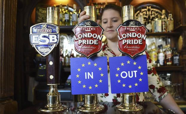 Dos grifos de cerveza con las dos opciones, permanencia o salida, del Reino Unido de la Unión Europea, en un pub de Westminster durante el referendo para el 'brexit'