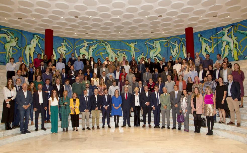 Foto de familia de autoridades, miembros del Cise, directores y profesores de centros educativos, empresas mentoras y representantes de El Diario Montañés. 