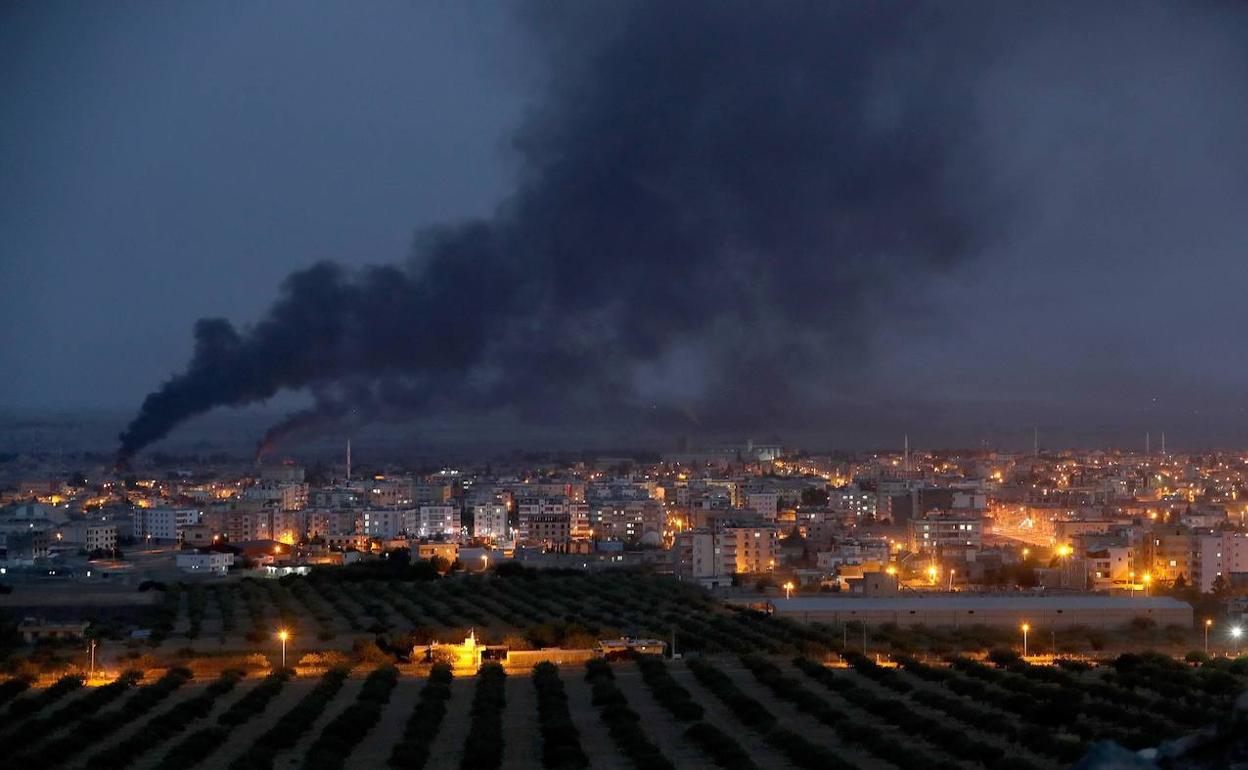 Bomberdeo de las fuerzas turcas en la ciudad de Ras al-Ein, visto desde la ciudad turca de Saliurfa.