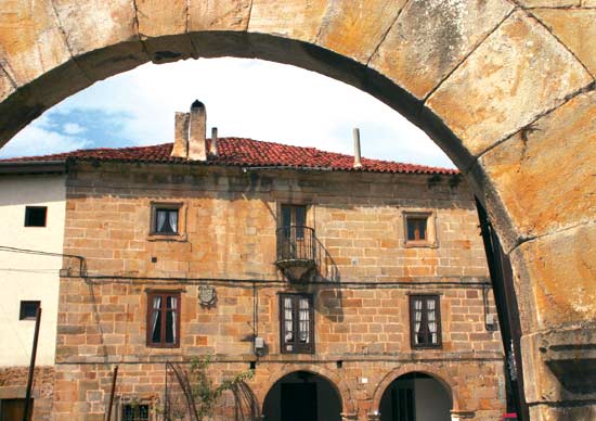 Imagen secundaria 1 - Palacio de San Jorge, en Tarriba. Palacio del los Condes de las Bárcenas, en Mata. Torre de Pero Niño, en Llano.