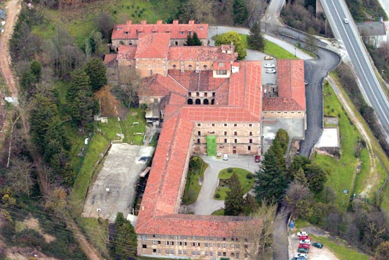 Panorámica aérea del Santuario de Las Caldas del Besaya.