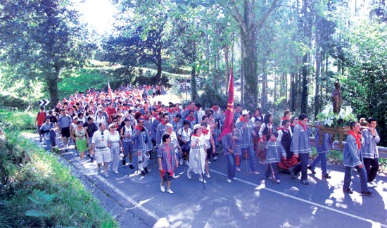 En la tradicional subida a San Cipriano es costumbre ir ataviado con el traje regional.