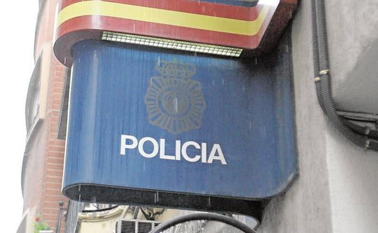 Obliga a su exmujer a subir al coche en una calle de Valencia, se la lleva a casa y abusa de ella