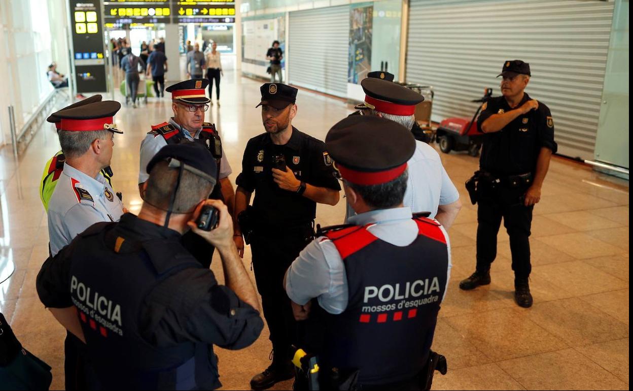 Mossos y policias nacionales, en la estación barcelonesa de Sants .
