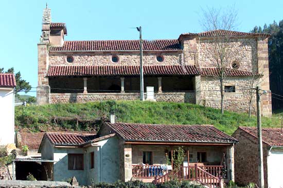 Vista de la iglesia de San Tirso, en Villayuso.