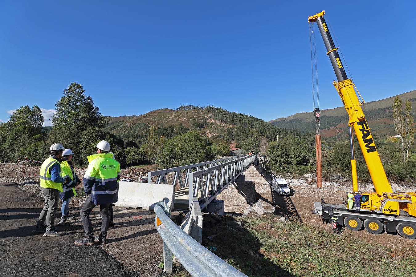 Fotos: Colocación del puente peatonal de Ruente