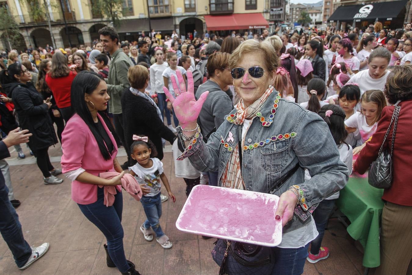 Fotos: Flashmob contra el cáncer de mama en Torrelavega