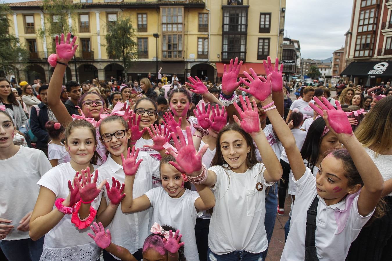 Fotos: Flashmob contra el cáncer de mama en Torrelavega