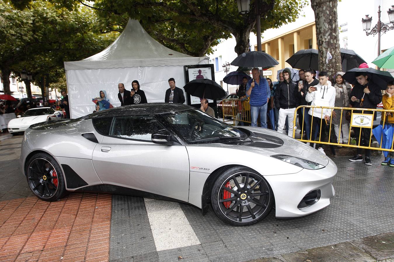 El Alcalde Javier López Estrada ha asistido este sábado a la exposición de 61 coches súper deportivos ubicados en la Avenida de España de Torrelavega, que posteriormente han recorrido la ciudad, pese a la intensa lluvia. Se han podido ver Aston Martin, Ferrari, Lamboghini, Corvette, Porsche o Maserati. Entre ellos, se pueden destacar el F12, el Lotus Evora GT 410, el Lamborghini Huracan, el Lotus Exige 380 Sport, o el Audi R8 Plus