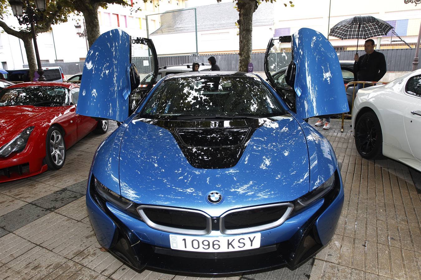 El Alcalde Javier López Estrada ha asistido este sábado a la exposición de 61 coches súper deportivos ubicados en la Avenida de España de Torrelavega, que posteriormente han recorrido la ciudad, pese a la intensa lluvia. Se han podido ver Aston Martin, Ferrari, Lamboghini, Corvette, Porsche o Maserati. Entre ellos, se pueden destacar el F12, el Lotus Evora GT 410, el Lamborghini Huracan, el Lotus Exige 380 Sport, o el Audi R8 Plus