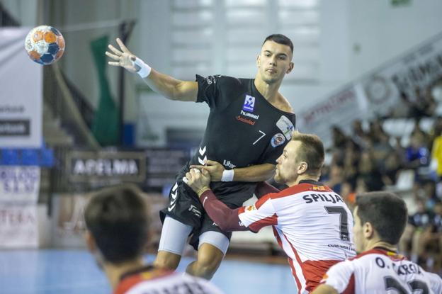 Alberto Pla pasa el balón en el partido del Liberbank Cantabria Sinfín ante el Puerto Sagunto en La Albericia. 