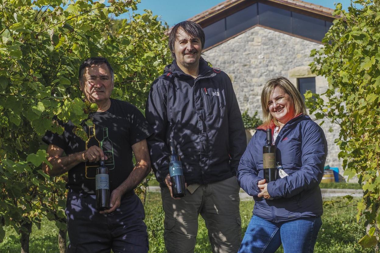 Mariano, Asier y Miriam, en el viñedo, con sus Yendas. :: sane