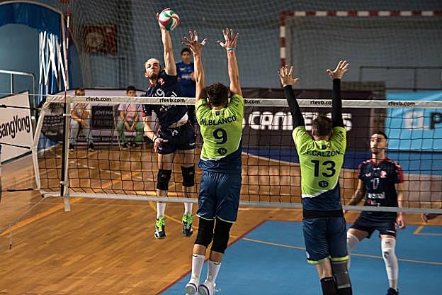 Blanco y Calzón, al bloqueo en el partido ante el Emevé.