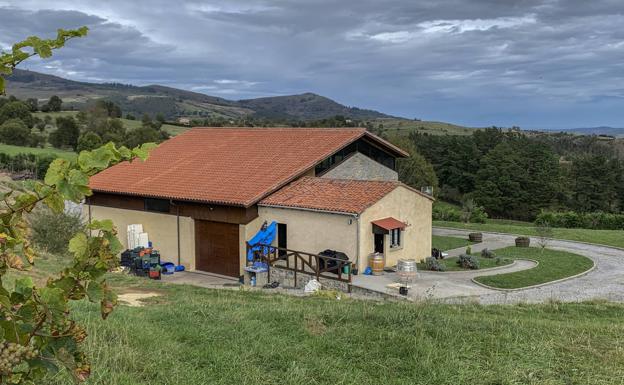 La bodega, con el valle a sus pies.