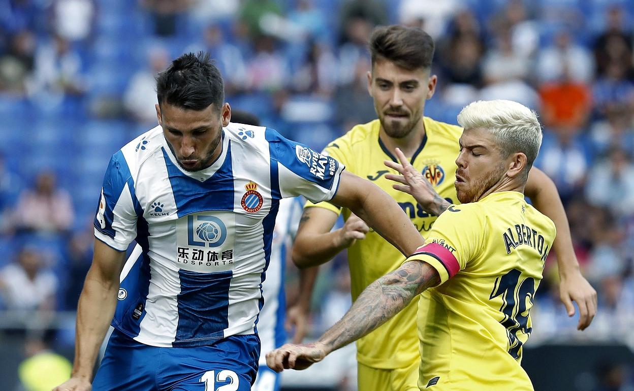 Alberto Moreno pugna con Calleri, delantero del Espanyol. 