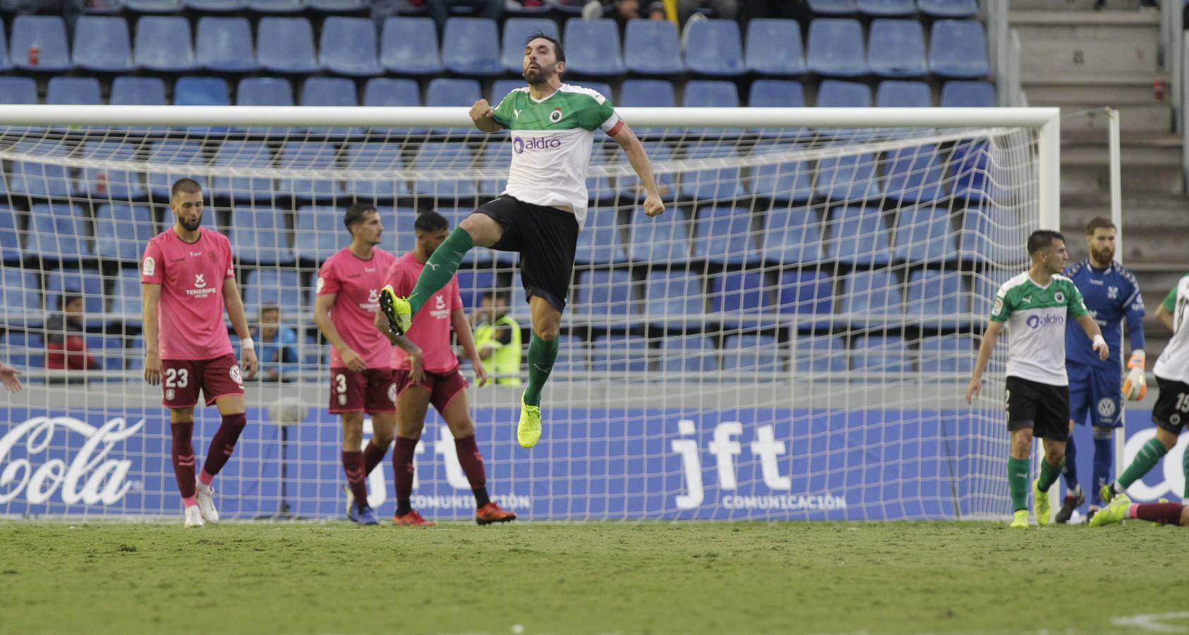 El Racing completa en Tenerife uno de sus peores partidos de la temporada y, a pesar de todo, logra sacar un empate en el minuto 93 para cobrarse parte de los puntos perdidos en los últimos minutos de otros encuentros