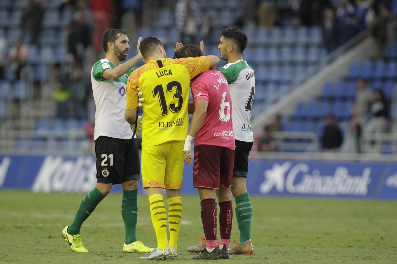 El Racing completa en Tenerife uno de sus peores partidos de la temporada y, a pesar de todo, logra sacar un empate en el minuto 93 para cobrarse parte de los puntos perdidos en los últimos minutos de otros encuentros