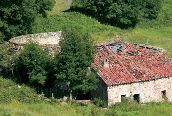 Imagen secundaria 1 - Casa de los Tiros, en Molledo. Caserío redondo, en San Martín de Quevedo. Vista de la torre de Quevedo, en San Martín.