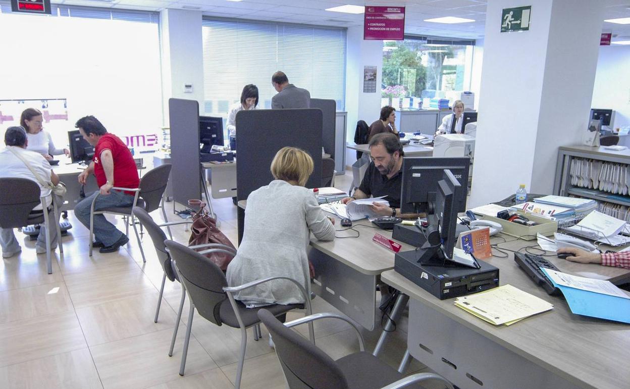 Interior de una oficina del Servicio Cántabro de Empleo, en una imagen de archivo. :: 