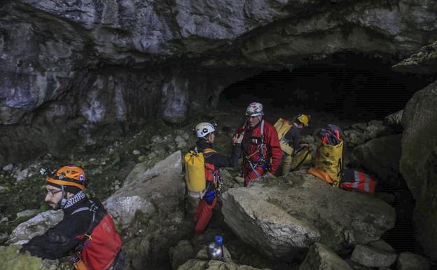 El equipo de rescate contacta con los cuatro espeleólogos portugueses, «están cansados pero bien»