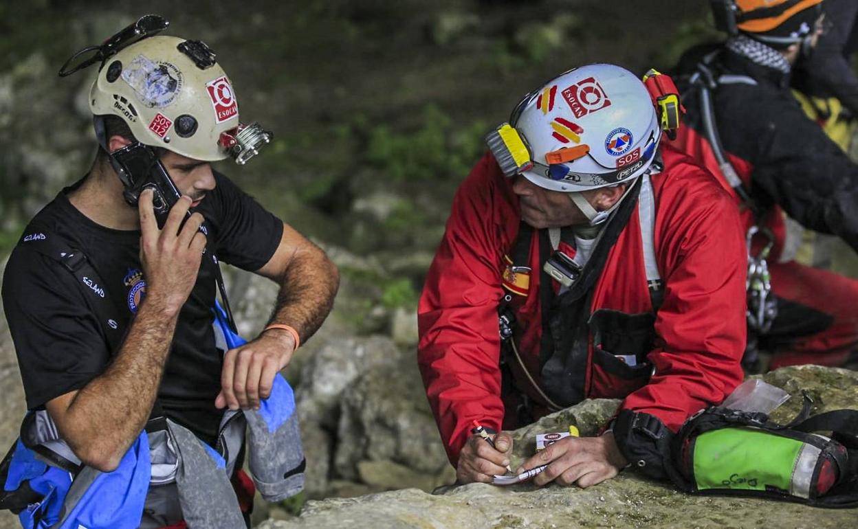 El equipo a punto de adentrarse en la cueva 