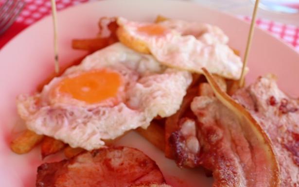 Imagen de unos huevos fritos de La Cabañuca de Suesa.