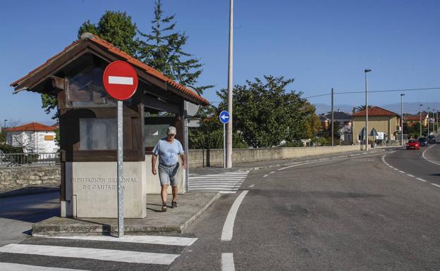 Un vecino espera la llegada del autobús de la línea Torrelavega-Suances en una de las paradas de Hinojedo.