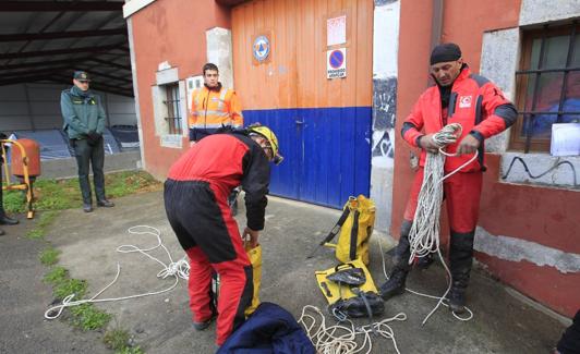 Efectivos del rescate, preparando el material para entrar en la cueva esta mañana.