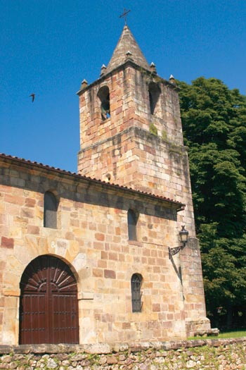 Imagen secundaria 2 - Iglesia de San Facundo y San Primitivo, en Silió. Detalle de la iglesia de San Martín de Quevedo. Iglesia parroquial de Molledo.