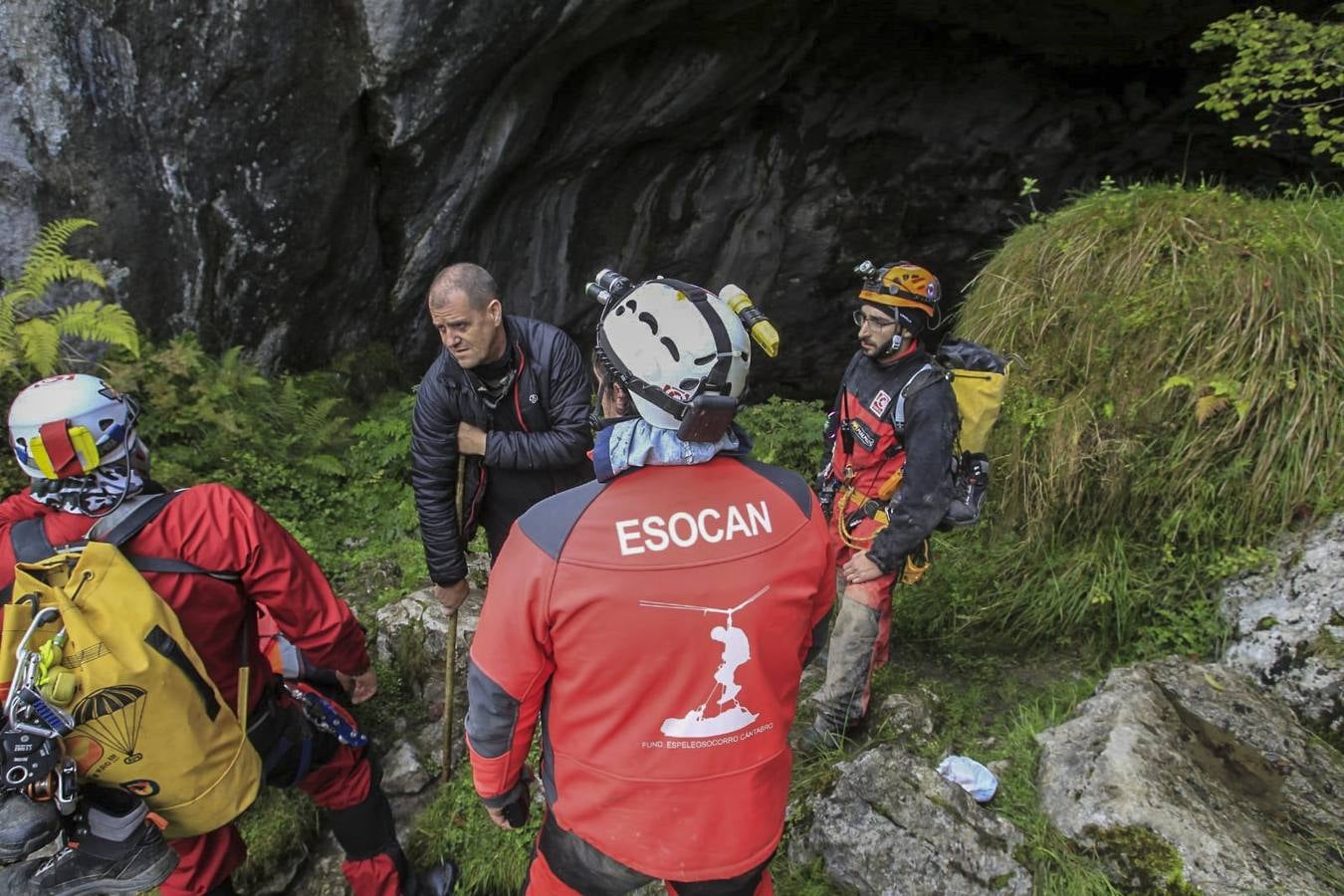 En Arredondo los efectivos de emergencias trabajaron este lunes sin descanso para rescatar a los espeleólogos, a relevos dentro de la cueva para conseguir llegar hasta ellos