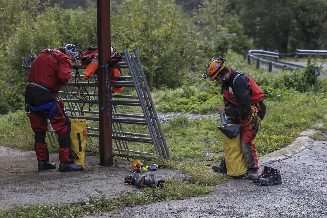 En Arredondo los efectivos de emergencias trabajaron este lunes sin descanso para rescatar a los espeleólogos, a relevos dentro de la cueva para conseguir llegar hasta ellos