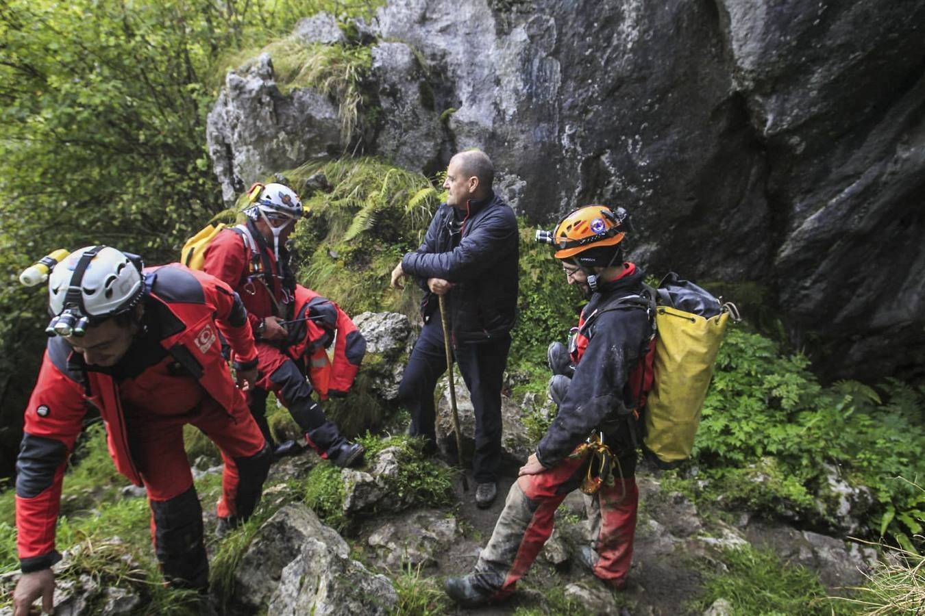 En Arredondo los efectivos de emergencias trabajaron este lunes sin descanso para rescatar a los espeleólogos, a relevos dentro de la cueva para conseguir llegar hasta ellos