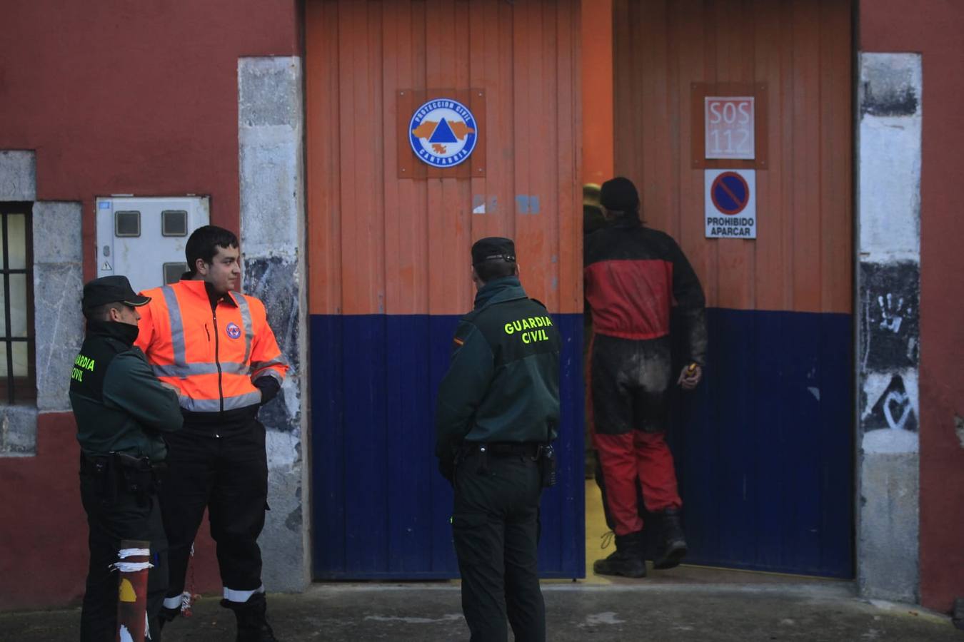 En Arredondo los efectivos de emergencias trabajaron este lunes sin descanso para rescatar a los espeleólogos, a relevos dentro de la cueva para conseguir llegar hasta ellos