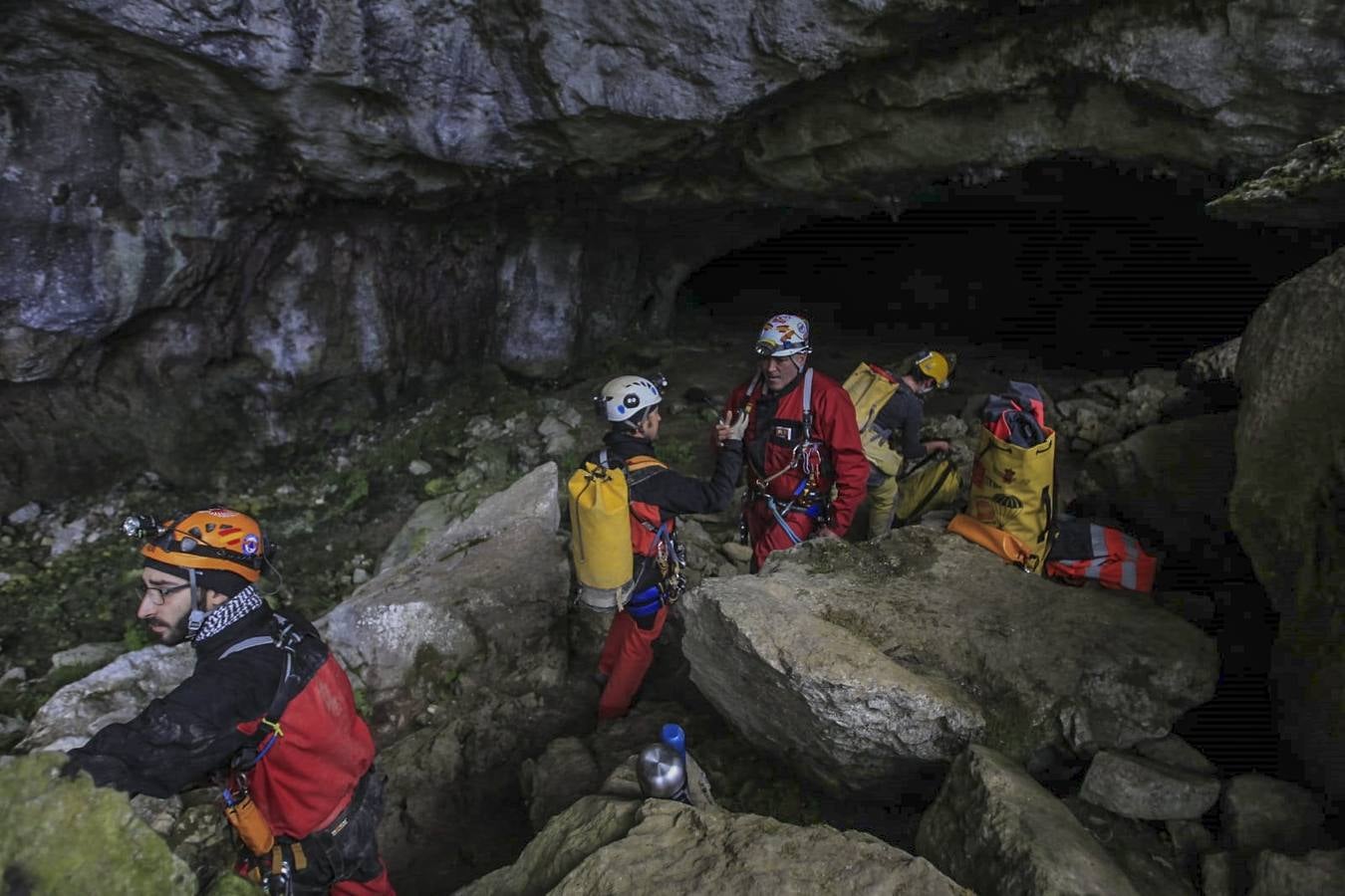 En Arredondo los efectivos de emergencias trabajaron este lunes sin descanso para rescatar a los espeleólogos, a relevos dentro de la cueva para conseguir llegar hasta ellos