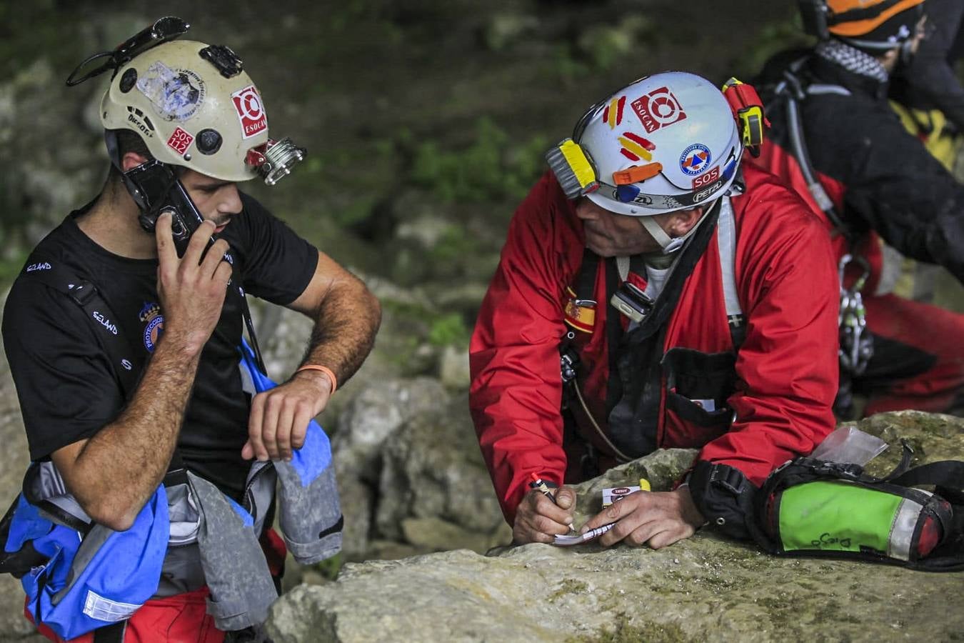 En Arredondo los efectivos de emergencias trabajaron este lunes sin descanso para rescatar a los espeleólogos, a relevos dentro de la cueva para conseguir llegar hasta ellos