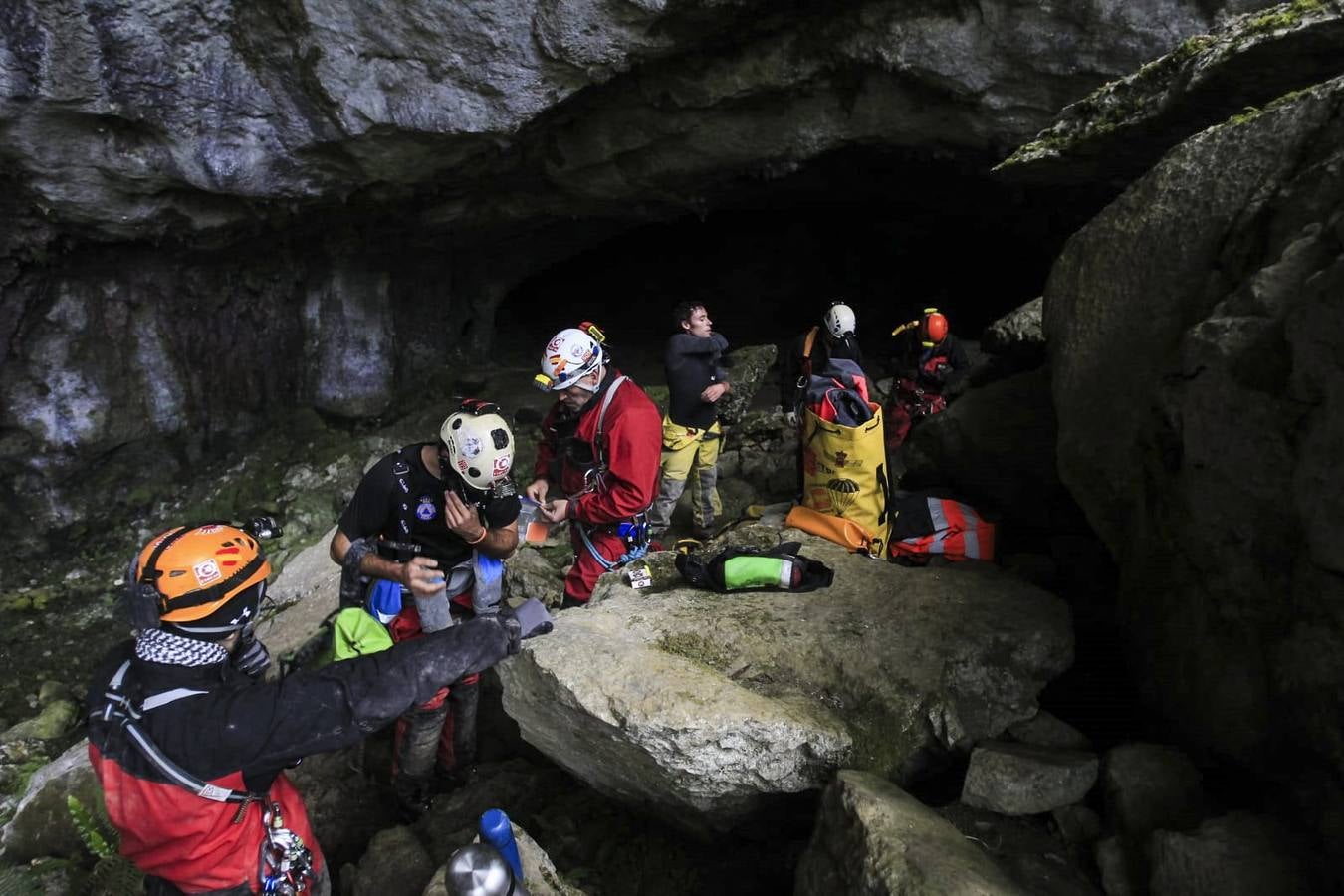 En Arredondo los efectivos de emergencias trabajaron este lunes sin descanso para rescatar a los espeleólogos, a relevos dentro de la cueva para conseguir llegar hasta ellos