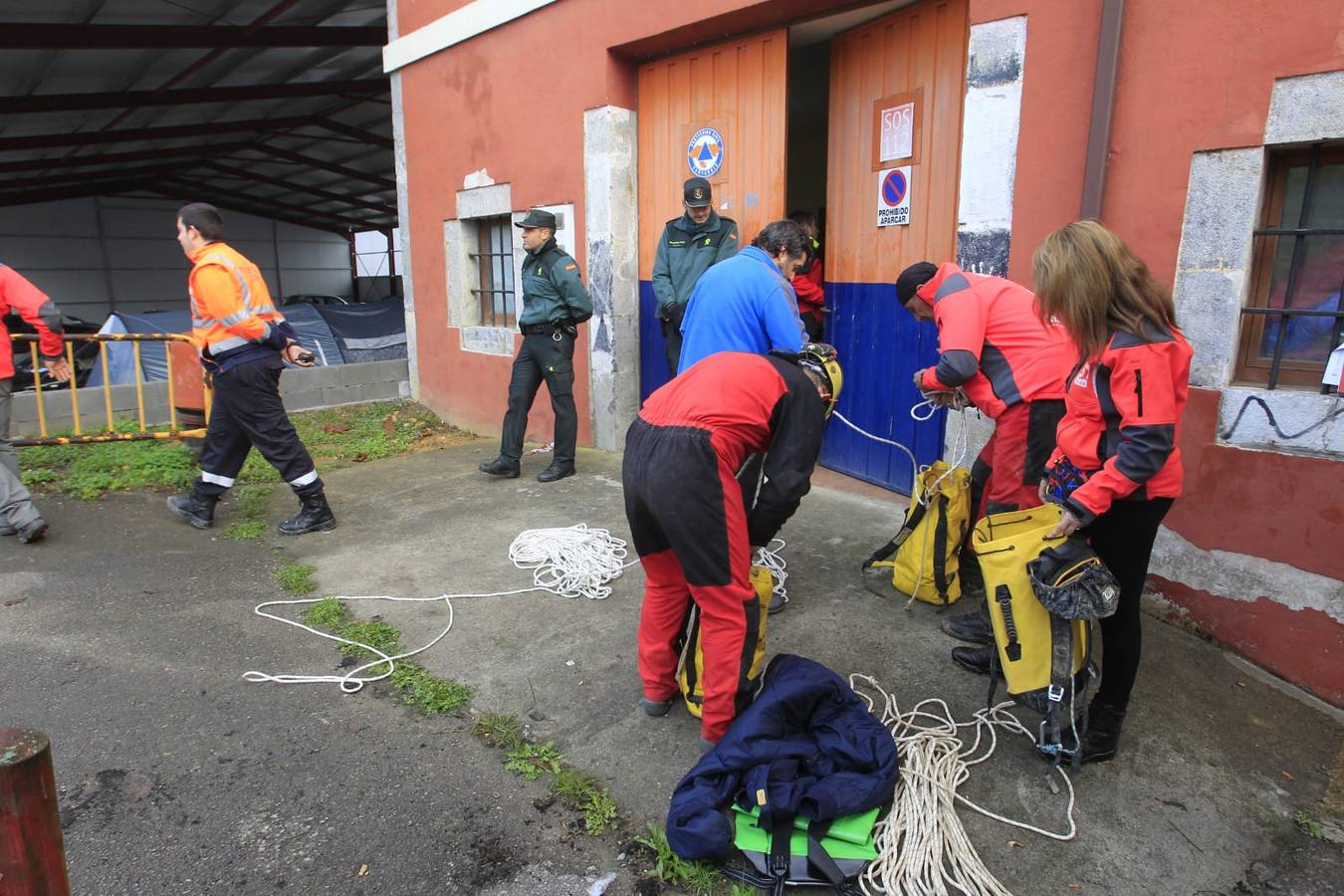 En Arredondo los efectivos de emergencias trabajaron este lunes sin descanso para rescatar a los espeleólogos, a relevos dentro de la cueva para conseguir llegar hasta ellos