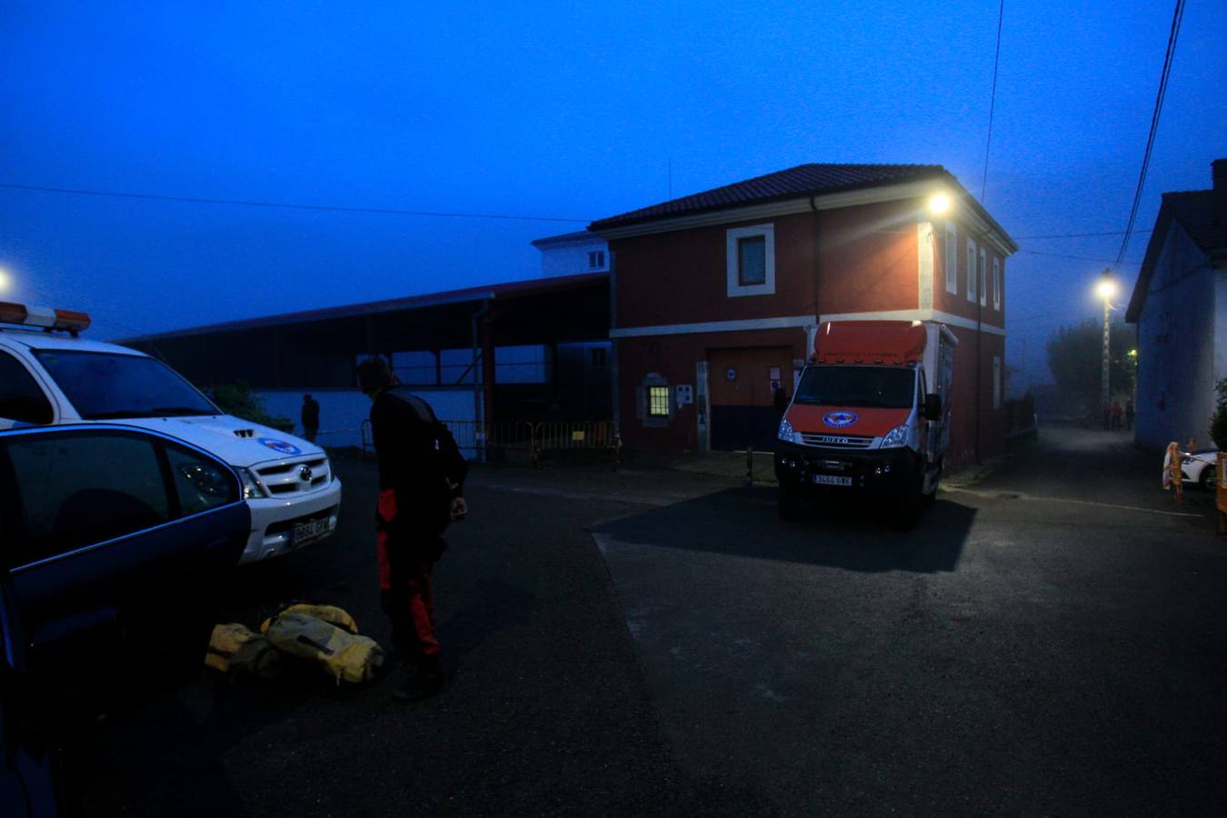 En Arredondo los efectivos de emergencias trabajaron este lunes sin descanso para rescatar a los espeleólogos, a relevos dentro de la cueva para conseguir llegar hasta ellos