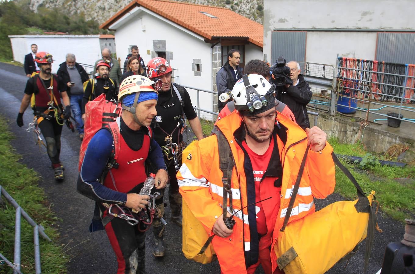 En Arredondo los efectivos de emergencias trabajaron este lunes sin descanso para rescatar a los espeleólogos, a relevos dentro de la cueva para conseguir llegar hasta ellos