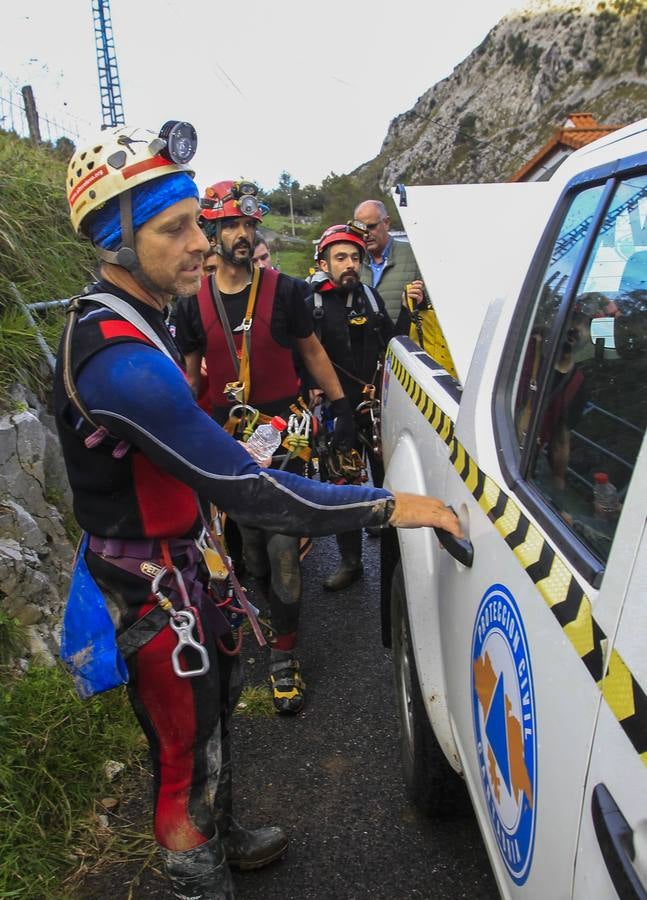 En Arredondo los efectivos de emergencias trabajaron este lunes sin descanso para rescatar a los espeleólogos, a relevos dentro de la cueva para conseguir llegar hasta ellos