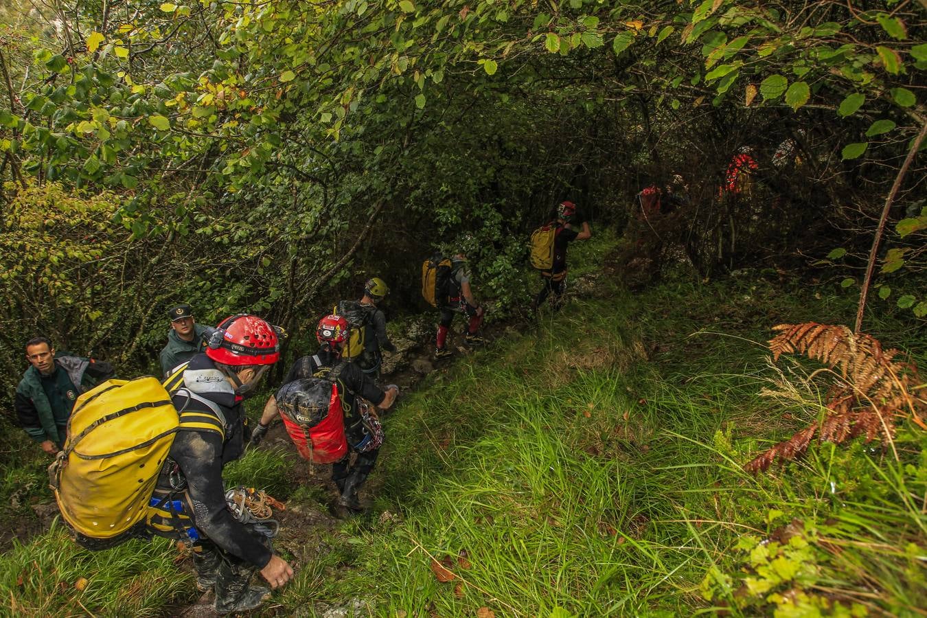 En Arredondo los efectivos de emergencias trabajaron este lunes sin descanso para rescatar a los espeleólogos, a relevos dentro de la cueva para conseguir llegar hasta ellos