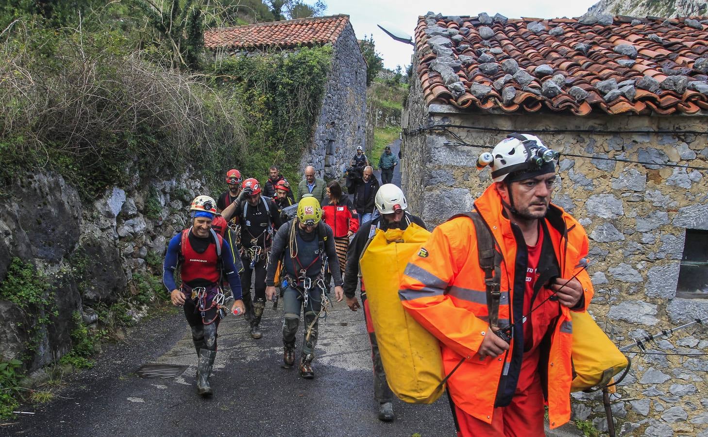 En Arredondo los efectivos de emergencias trabajaron este lunes sin descanso para rescatar a los espeleólogos, a relevos dentro de la cueva para conseguir llegar hasta ellos