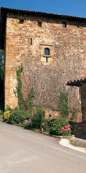 Imagen secundaria 2 - Casa de los Tiros, en Molledo. Caserío redondo, en San Martín de Quevedo. Vista de la torre de Quevedo, en San Martín.