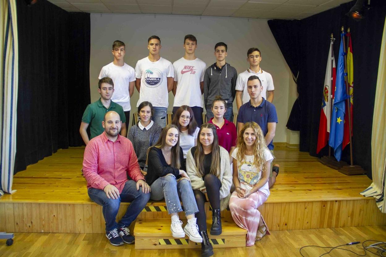  El director, Ignacio Iglesias, y la tutor, Virginia Sainz, junto Andrea Noriega, Laura Vila, Raúl Collazo, Jimena González-Vadillo, Lucía Juez, Lucía Uria, Pablo Saiz, Eduardo Rincón, Jaime Ontavilla, Rodrigo Suarez, Álvaro del Cura y Adrián Fernández.